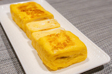 ふんわり卵焼きのカット断面が美しい一品料理