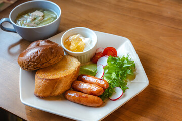 洋風朝食プレートと温かいスープのセット