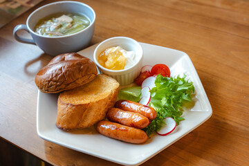 洋風朝食プレートと温かいスープのセット