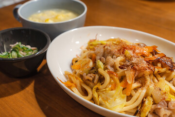 焼きうどんと卵スープの家庭的な食卓