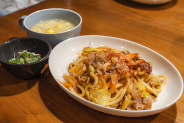焼きうどんと卵スープの家庭的な食卓