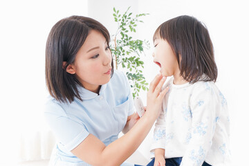 歯科治療を受ける子供