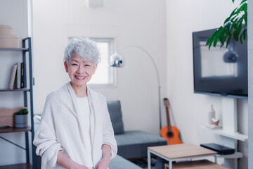 Obraz premium 笑顔でカメラを見るシニアの女性