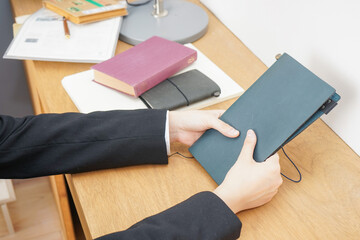 スーツを着て勉強をする女性