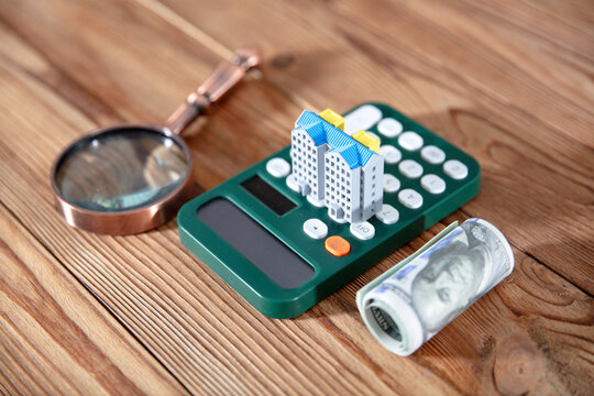 Real estate price:money and calculator
