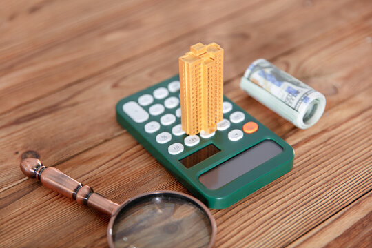 Real estate price:money and calculator
