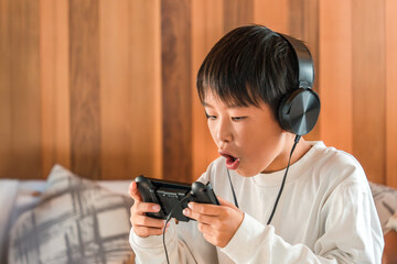 ヘッドホン・ヘッドセットをつけてゲームをする男性
