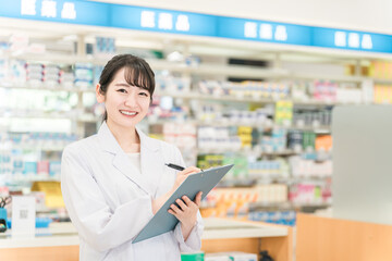 薬局で働く薬剤師も女性（カルテ・メモ・勉強・服薬指導）

