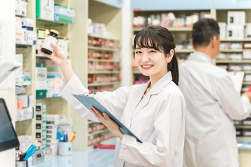 薬局・病院・ドラッグストアで働く薬剤師（処方箋・薬・サプリメント）
