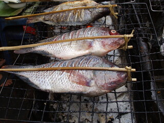 Markt in Laos, Fisch am Spieß