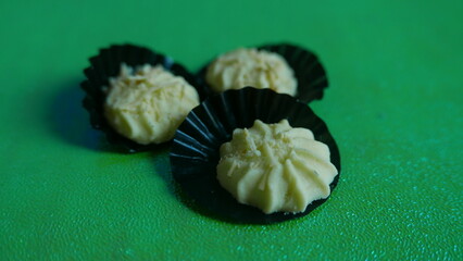 Three handmade cakes with homemade recipes, and are widely loved in Asia