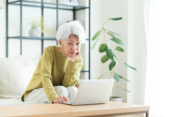 ソコンで悩むシニアの女性