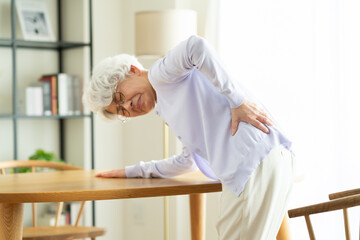 腰が痛いシニアの女性