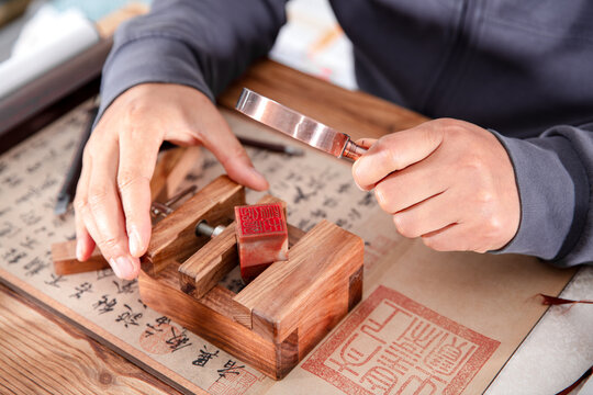 The magnifying glass observes the details of the seal cutting