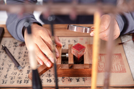 The magnifying glass observes the details of the seal cutting