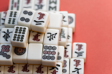 赤背景に積まれた麻雀牌	