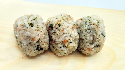 混ぜおむすび・おにぎり・梅干しとちりめんじゃこと青海苔のおむすび／Mixed rice balls, rice balls, pickled plums, dried small sardines and green seaweed rice balls／혼합 기저귀 · 주먹밥 · 매실 말린 국물과 아오이 이끼의 기저귀