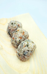 混ぜおむすび・おにぎり・梅干しとちりめんじゃこと青海苔のおむすび／Mixed rice balls, rice balls, pickled plums, dried small sardines and green seaweed rice balls／혼합 기저귀 · 주먹밥 · 매실 말린 국물과 아오이 이끼의 기저귀