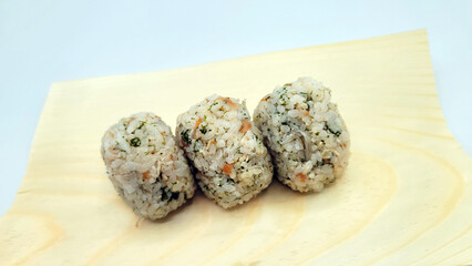 混ぜおむすび・おにぎり・梅干しとちりめんじゃこと青海苔のおむすび／Mixed rice balls, rice balls, pickled plums, dried small sardines and green seaweed rice balls／혼합 기저귀 · 주먹밥 · 매실 말린 국물과 아오이 이끼의 기저귀