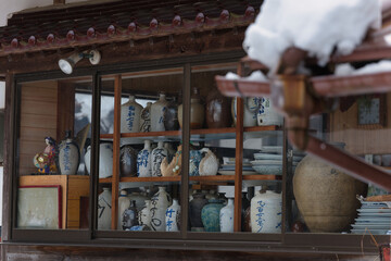 旧街道の骨董品店