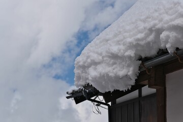 屋根から落ちそうな雪