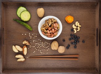 다양한 견과류와 채소과자, 콩