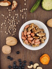 다양한 견과류와 채소과자, 콩