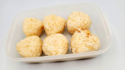 お弁当箱に入ったおむすび・塩むすび・玄米おむすび・３分搗きおむすび／Rice balls in a lunch box, salted rice balls, brown rice rice balls, 3-minute rice balls／도시락에 들어간 기저귀, 소금 무스비, 현미 기저귀, 3분 짠 기저귀
