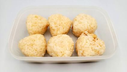 お弁当箱に入ったおむすび・塩むすび・玄米おむすび・３分搗きおむすび／Rice balls in a lunch box, salted rice balls, brown rice rice balls, 3-minute rice balls／도시락에 들어간 기저귀, 소금 무스비, 현미 기저귀, 3분 짠 기저귀