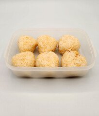お弁当箱に入ったおむすび・塩むすび・玄米おむすび・３分搗きおむすび／Rice balls in a lunch box, salted rice balls, brown rice rice balls, 3-minute rice balls／도시락에 들어간 기저귀, 소금 무스비, 현미 기저귀, 3분 짠 기저귀