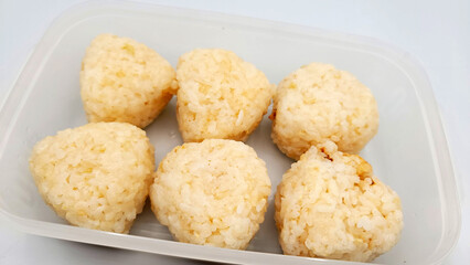 お弁当箱に入ったおむすび・塩むすび・玄米おむすび・３分搗きおむすび／Rice balls in a lunch box, salted rice balls, brown rice rice balls, 3-minute rice balls／도시락에 들어간 기저귀, 소금 무스비, 현미 기저귀, 3분 짠 기저귀