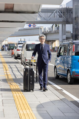 ミドル男性　空港　出張（プロパティリリース取得済み＆施設審査通過素材）
