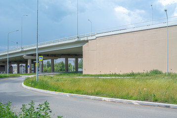 Obraz premium Transport interchange in the city. A road bridge to improve traffic. Construction of roads and highways. Transport infrastructure.