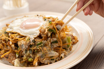 美味しい焼きそばを食べる人	