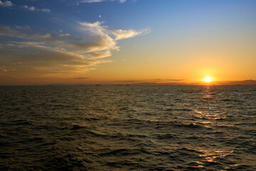【伊勢湾】水平線に沈むオレンジ色の太陽