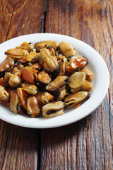 Fried mussel meat with garlic