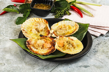 Griiled scallops in shell with cheese