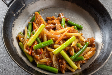 ニンニクの芽と豚肉の炒め物