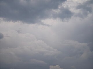 Obraz premium A sky veiled in heavy, brooding clouds, promising an impending downpour.