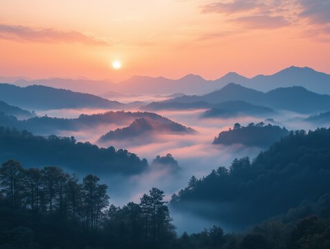 Neblige Berglandschaft bei Sonnenaufgang &ndash; Sanfte Farben und friedliche Atmosph&auml;re
