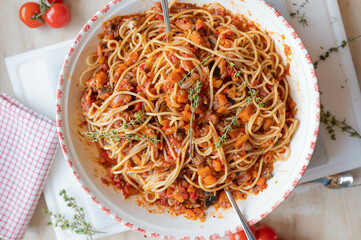 Healthy spaghetti mit vegetable tomato sauce in a large bowl 
