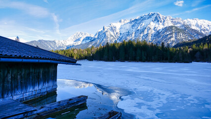 Wundervoller sonniger Tag am Lautersee bei Mittenwald  und Blick zum Karwendelgebirge	