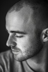 Obraz premium Man with beard looking downward