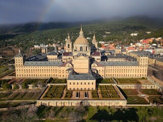 Fototapeta premium Monasterio de El Escorial, San Lorenzo del Escorial, España (Aereal view)