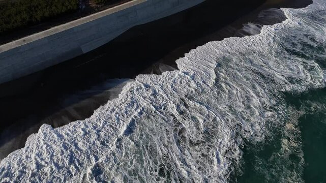 野田村・十府ヶ浦の防潮堤と打ち寄せる波（空撮） - 岩手県九戸郡野田村,日本