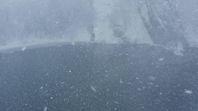 スーパースロー映像：ドローンで空撮した、大雪の日の川の上の風景