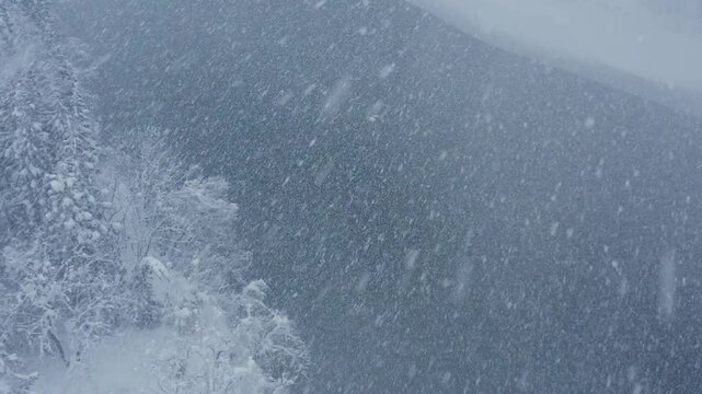 スーパースロー映像：ドローンで空撮した、大雪の日の川の上の風景