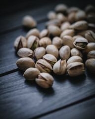 Rustikale Pistazien auf dunklem Holz – Moody Food Fotografie