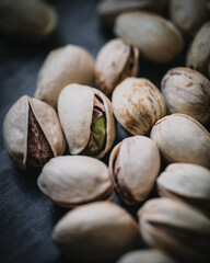 Rustikale Pistazien auf dunklem Holz – Moody Food Fotografie