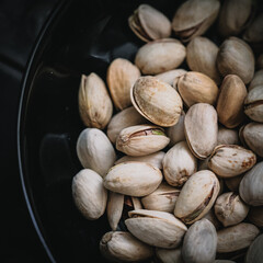 Stimmungsvolle Pistazien auf schwarzem Teller – Dark & ​​Moody Food Fotografie